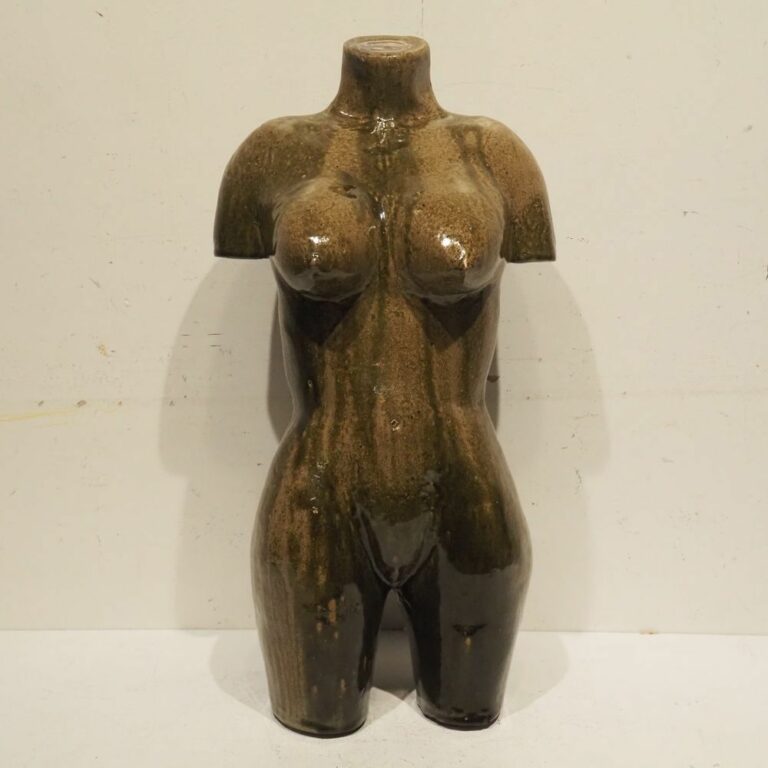 Céramique d'un torse féminin