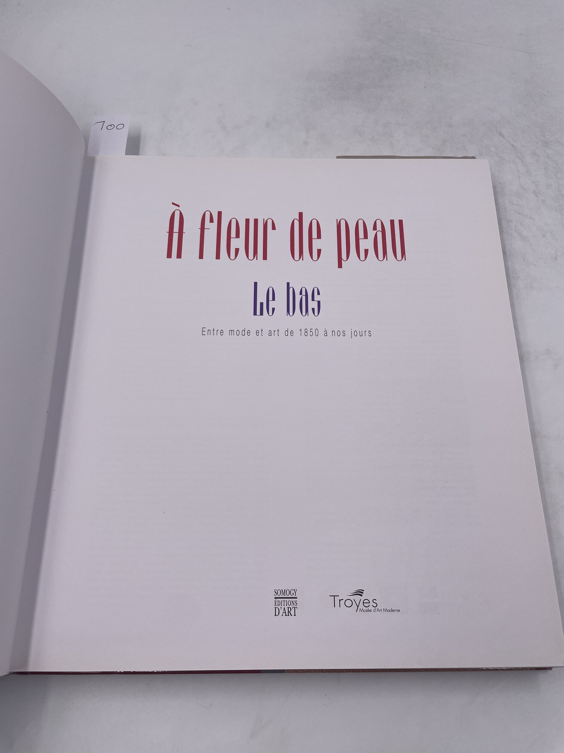 À fleur de peau – Le bas, entre mode et art de 1850 à nos jours – Image 7